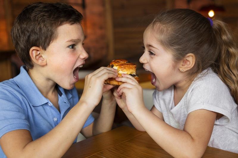 Astmul la copii, provocat de produsele fast-food?